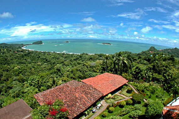 The Hotel La Mariposa is magnificently perched on a hillside, overlooking the blue waters of the Pacific Ocean, the city of Quepos and Manuel Antonio National Park.