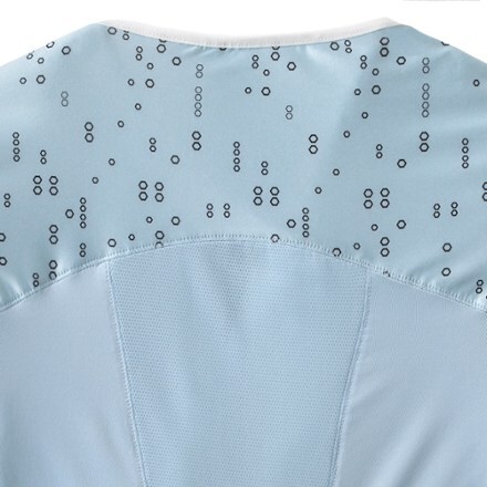 Back mesh panel Altitude Blue tee