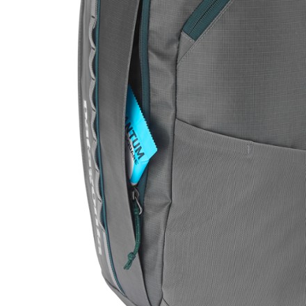 Patagonia Black Hole Pack - 25 L Trekking pole attachments