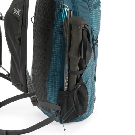 Arc'teryx Aerios 18 Pack Trekking pole attachments