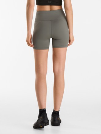 Essent High-Rise 5" Shorts - Women's