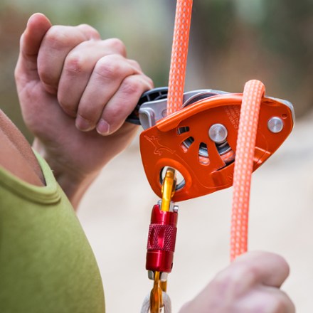 NEOX Assisted Blocking Belay Device