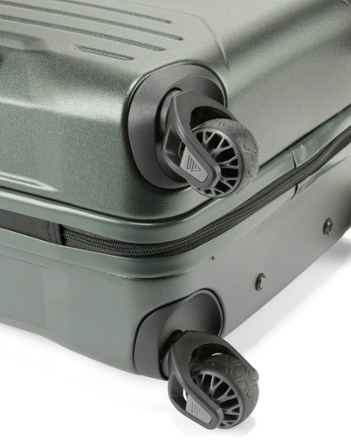 Quadro Pro 22" Hardcase Wheeled Luggage