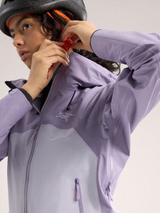 Beta Lightweight Jacket - Women's