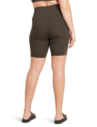 Active High-Waisted 8" Shorts with Pockets - Women's