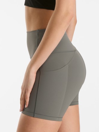 Essent High-Rise 5" Shorts - Women's