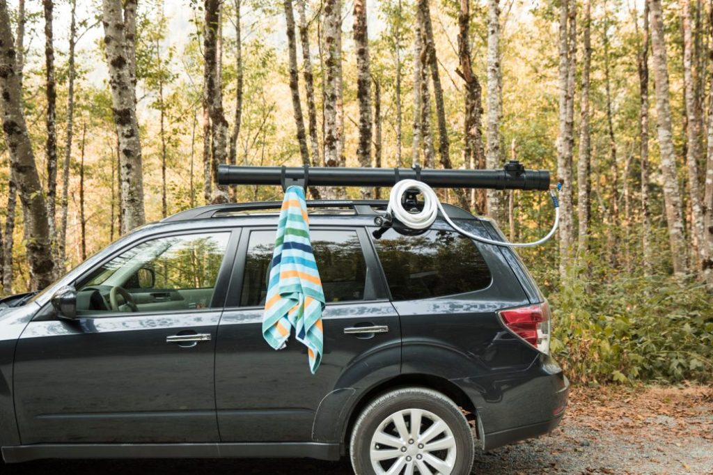 Douche de camp solaire sur le toit de la voiture