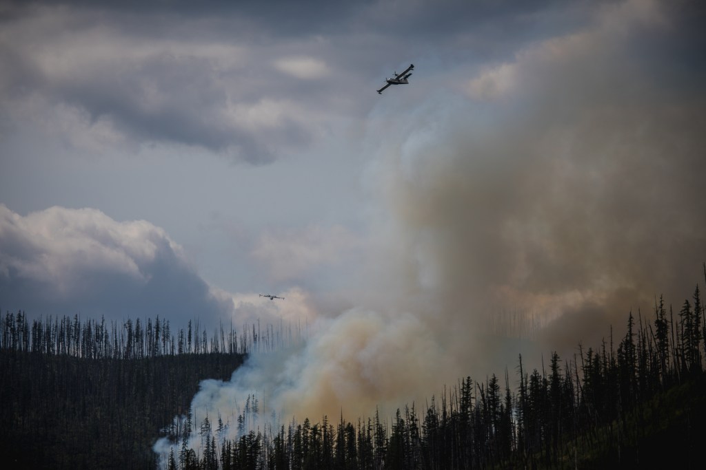 Airplanes dropping water on Howe Ridge Fire