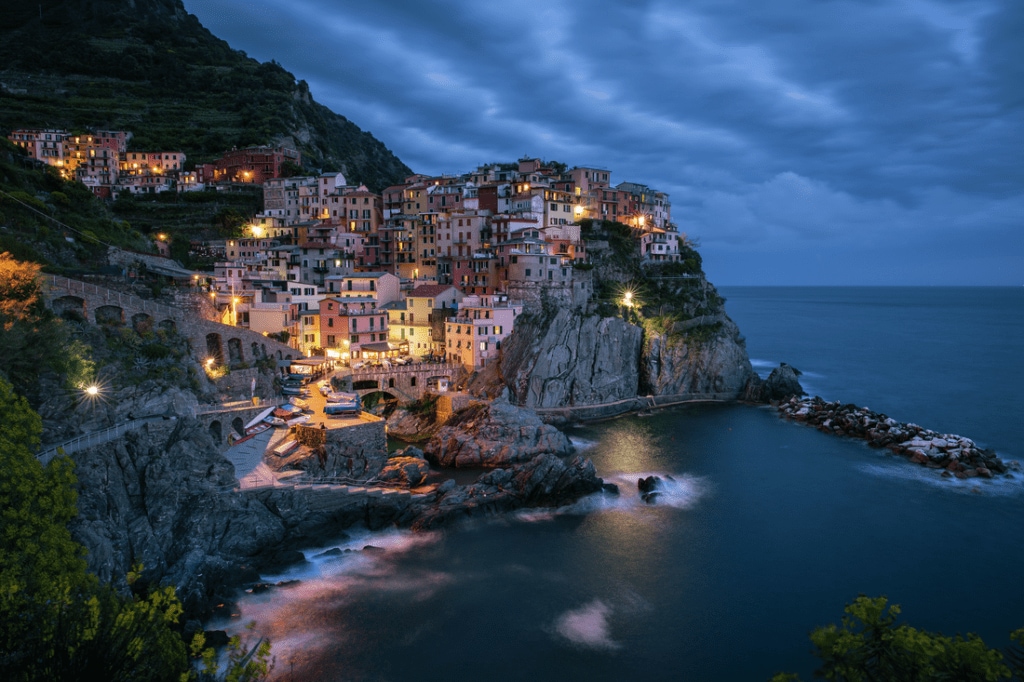 Night settles over Manarola.