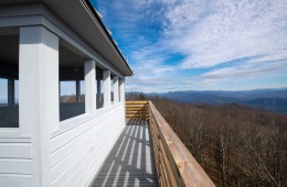 A view of blue skies and mountains in the distance from Rich Mountain Lookout Tower