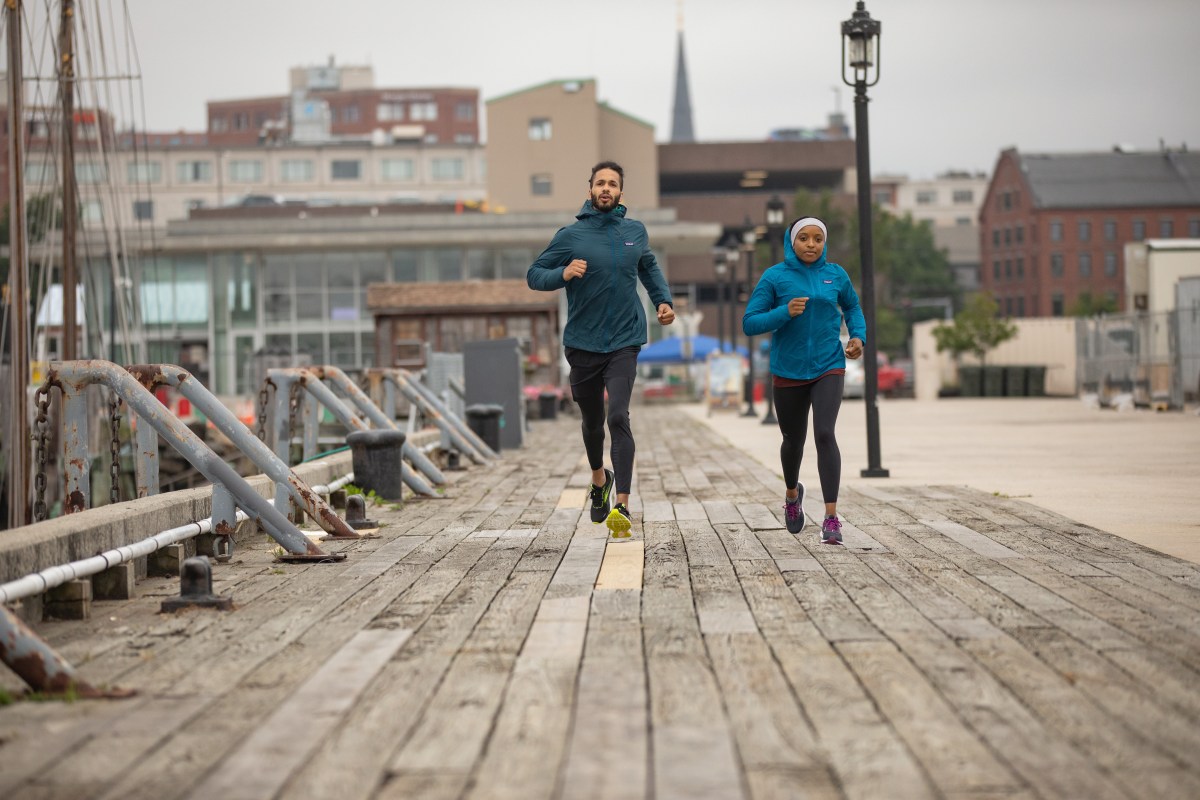 Picture of two people running in the city 