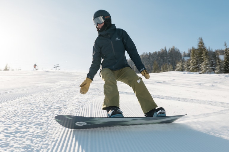 Your snowboarder will enjoy the surf-like design of the Family Tree Alekesam.