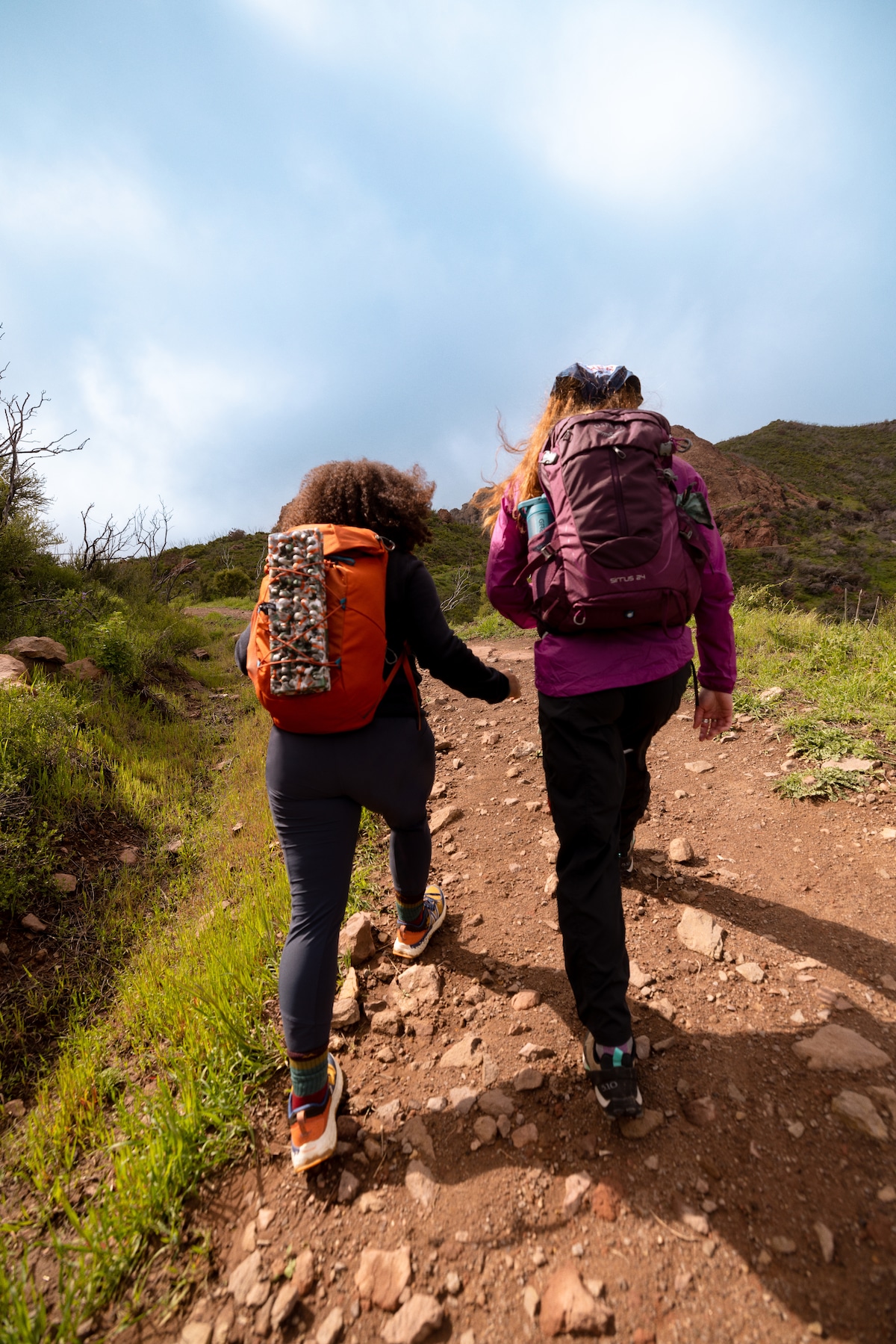 hiking outfits for women & day hiking gears to bring