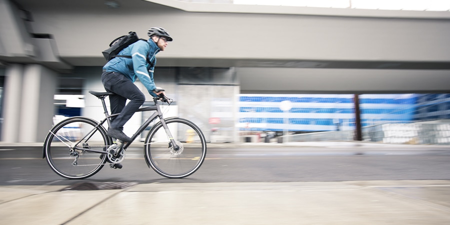 en person, der cykler i byen