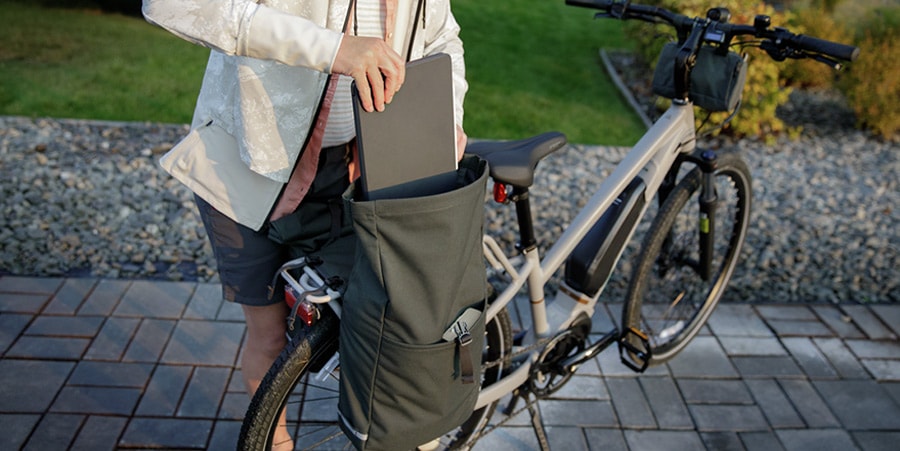 pessoa colocar o portátil em bicicleta pannier