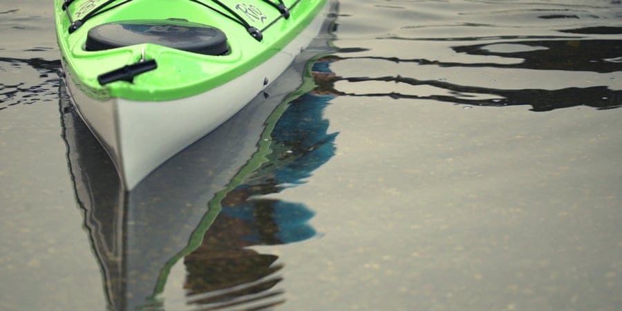 нос каяка на спокойной воде