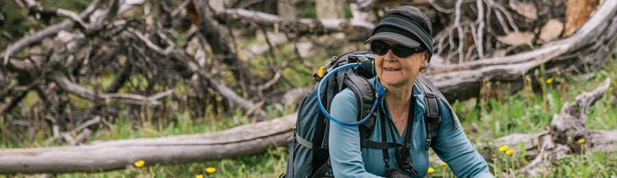 ein Wanderer mit Trinkrucksack