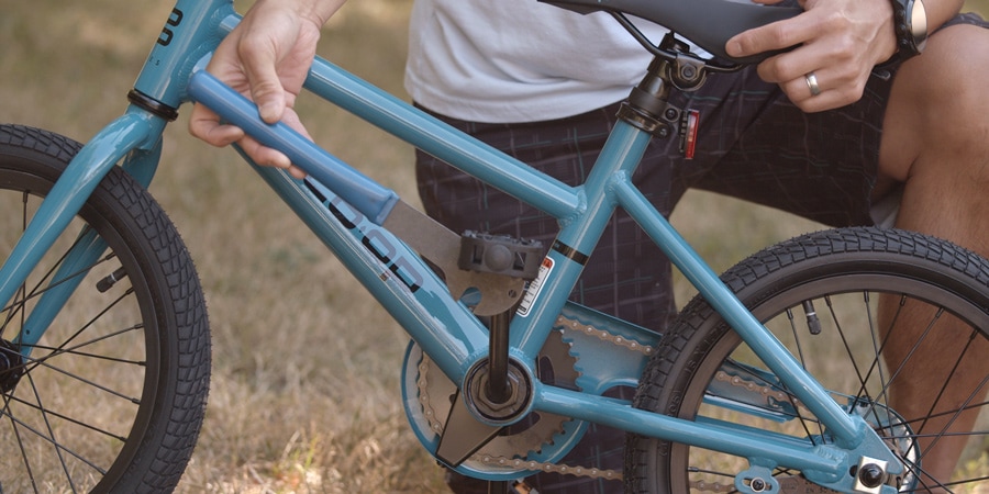 Una persona que quita los pedales de la bicicleta de un niño