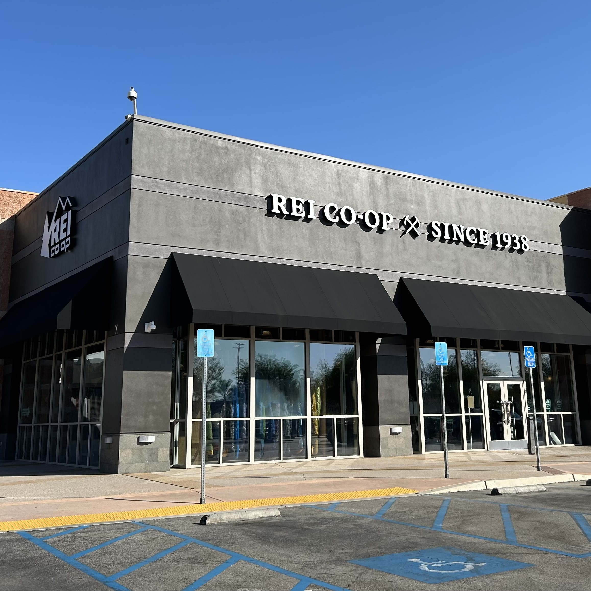 REI Rancho Mirage storefront