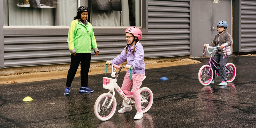 Dos niños aprendiendo a andar en bicicleta