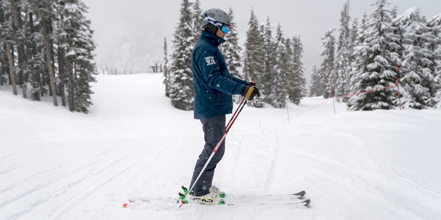 Un skieur démontre la bonne position de ski