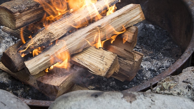 How To Stack Wood In A Fire Pit: Expert Tips for a Perfect Blaze