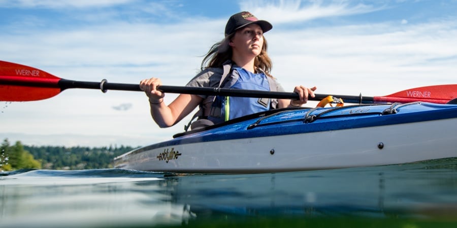 relaxed grip on kayak paddle