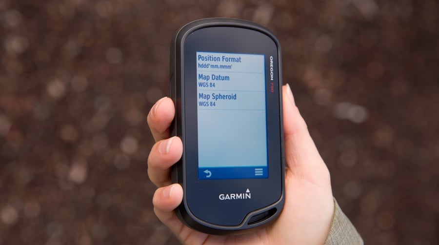 REI Expert Advice: Как выбрать и использовать GPS - Настройка GPS - портативное устройство GPS в руке, настройка меню формата положения