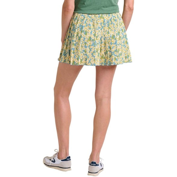 On Body Image of color Glacier Daisy Field Print