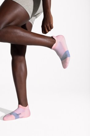 Feetures Elite Ultra Light No-Show Tab Socks 1
