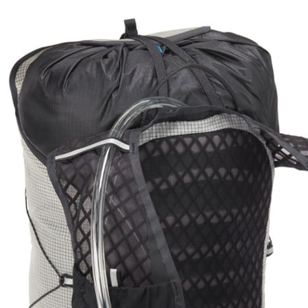 Black Diamond Distance 15 Pack - Men's Hydration port & tube routing