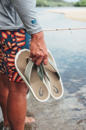 OluKai Ulele Flip-Flops - Men's 6