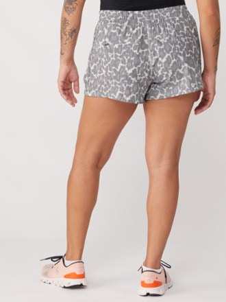 Vuori Dash 3" Shorts - Women's 2