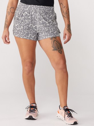 Vuori Dash 3" Shorts - Women's 1
