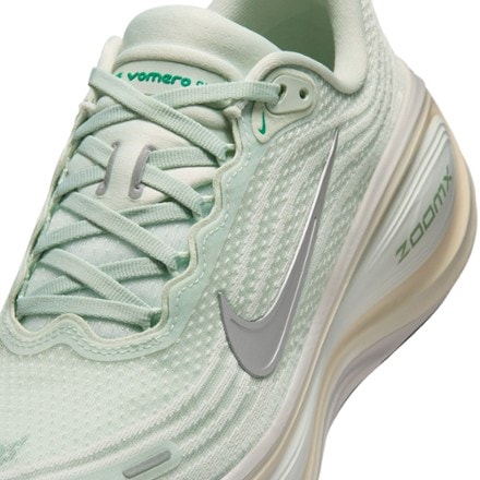 Nike Vomero Plus Road-Running Shoes - Women's 5