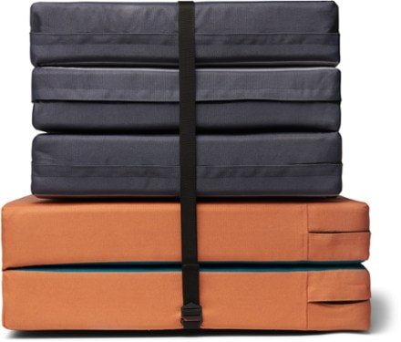 Black Diamond Circuit Z Crash Pad Integrated multipad carry system makes it easy to carry multiple pads at once