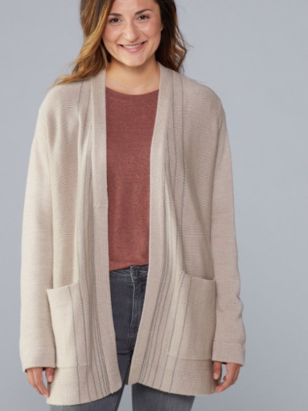 Model info: Height: 5 ft. 8 in. | Chest: 34 | Waist: 27 | Wearing size: M