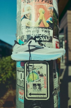 Location Image of color White/Black/Open Air