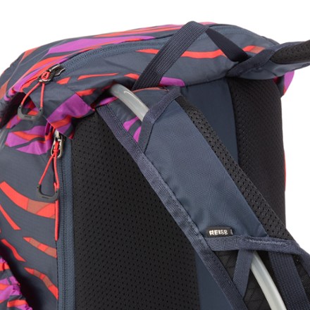 REI Co-op Flash 22 Print Pack Hydration port & tube routing