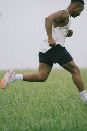 Swiftwick Maxus Mid Crew Socks 1