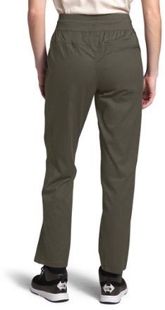  THE NORTH FACE Women's Aphrodite Motion Capri Pants (Standard  and Plus Size), Twill Beige, X-Small : Clothing, Shoes & Jewelry