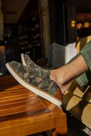 Sanuk Cozy Vibe Low SM Camo Slippers - Men's 9