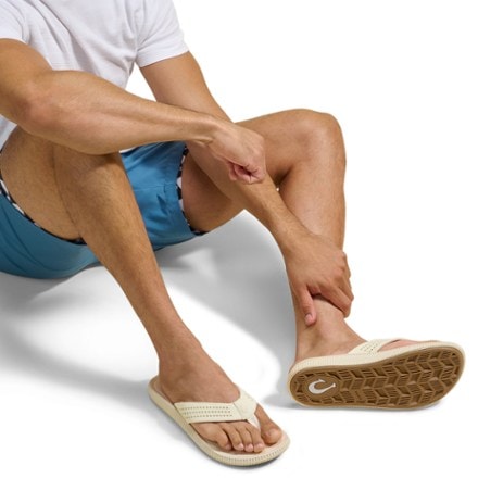 OluKai Ulele Flip-Flops - Men's 4