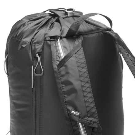 REI Co-op Flash 18 Pack Hydration port & tube routing