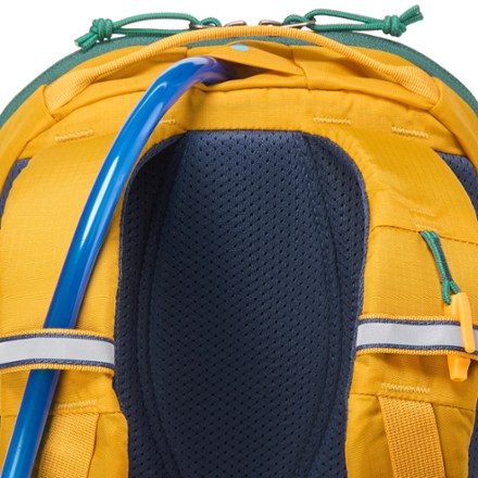 REI Co-op Tarn 12 Pack - Kids' Hydration port & tube routing
