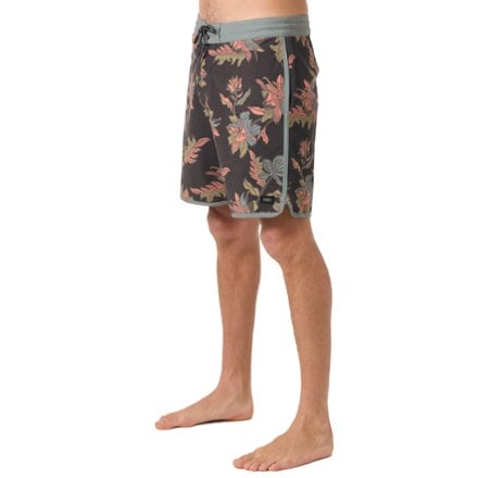 O'Neill Cruzer Scallop 18" Board Shorts - Men's 2