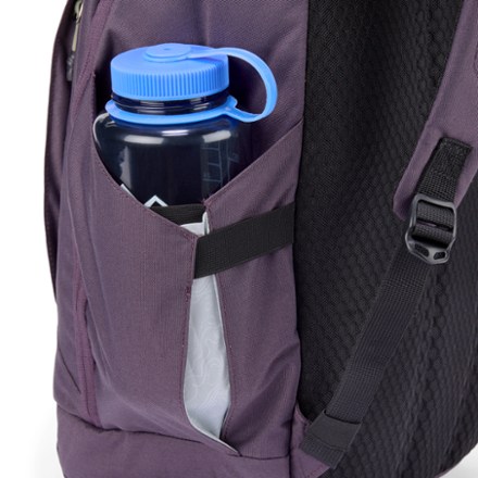 Stio Basin Daypack 25L Water bottle pocket (Water bottle sold separately)