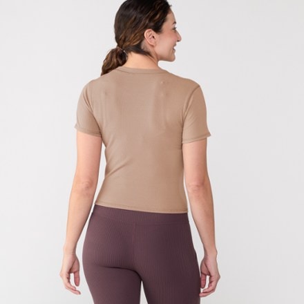 Vuori Pose Fitted T-Shirt - Women's 2