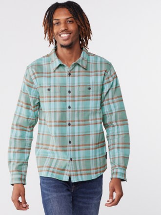 Essentials Women's Classic-Fit Long-Sleeve Lightweight Plaid Flannel  Shirt