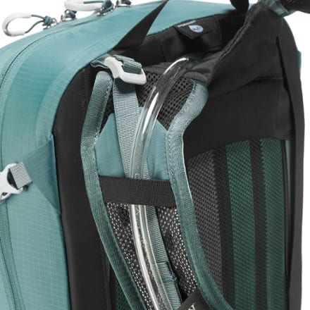 Osprey Sportlite 25 Pack Hydration port & tube routing